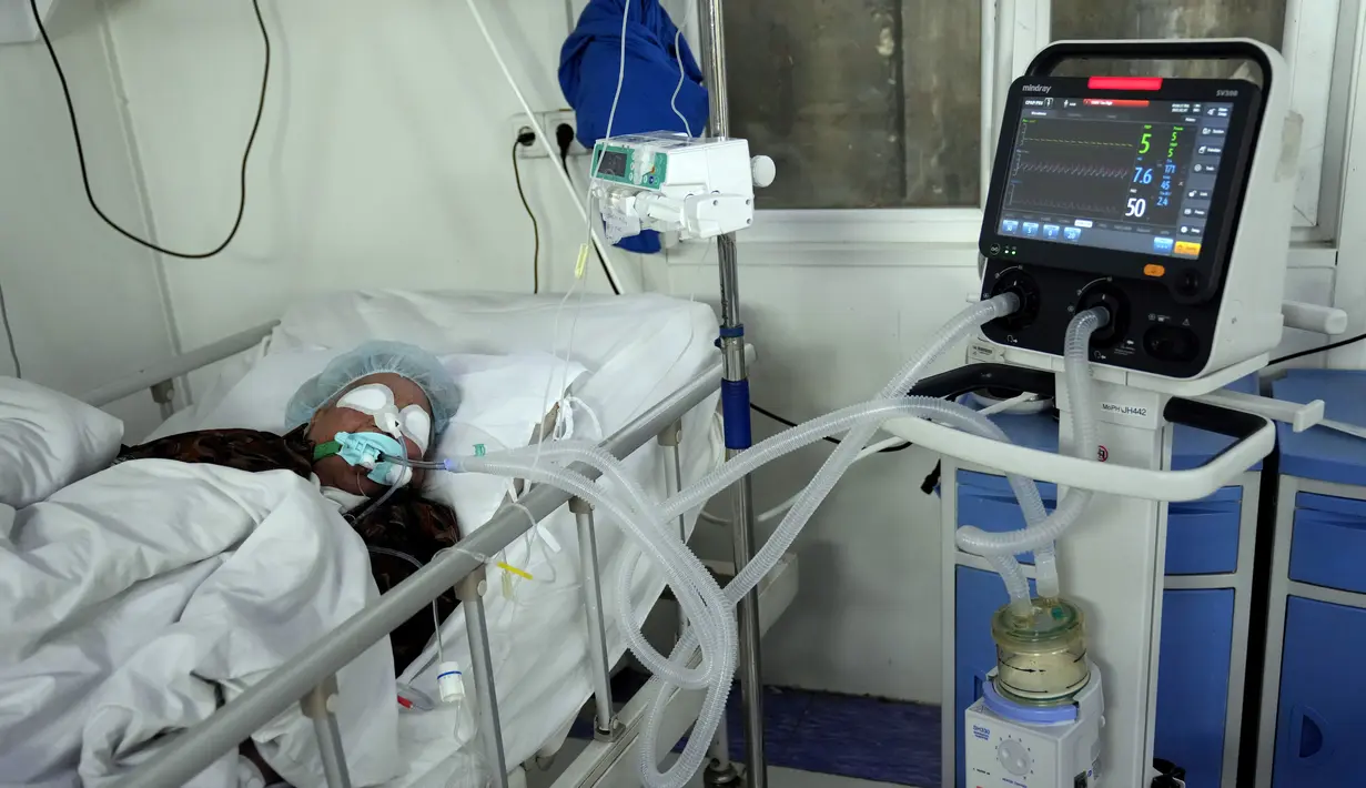 Pasien COVID-19 terbaring di tempat tidur di ICU Rumah Sakit Penyakit Menular Afganistan-Jepang di Kabul, 7 Februari 2022. Lima dari 38 rumah sakit perawatan COVID yang pernah beroperasi di Afghanistan terpaksa ditutup karena kekurangan dokter, obat-obatan dan bahkan pemanas (AP Photo/Hussein Malla)