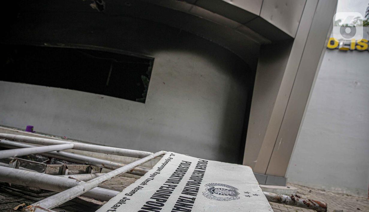 Kondisi Pos Polisi Subsektor Pejompongan pasca dibakar pihak tak dikenal usai aksi berujung ricuh di depan Gedung DPR/MPR RI, Jakarta, Selasa (12/4/2022). Pospol tersebut dibakar tepat setelah ada bentrokan yang melibatkan pihak kepolisian di sekitar lokasi kejadian. (Liputan6.com/Faizal Fanani)