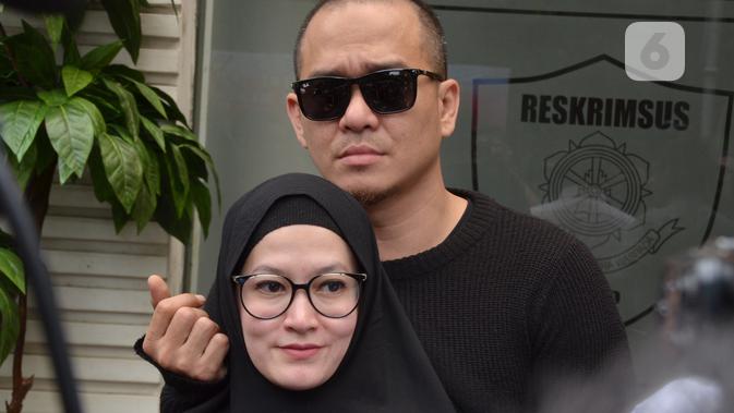 Lyra Virna datang didampingi suaminya Muhammad Fadlan serta kuasa hukumnya Razman Arief Nasution, di Direktorat Reserse Kriminal Khusus, Polda Metro Jaya, Jakarta Selatan, sekitar pukul 11.15 WIB. (Nurwahyunan/Bintang.com)