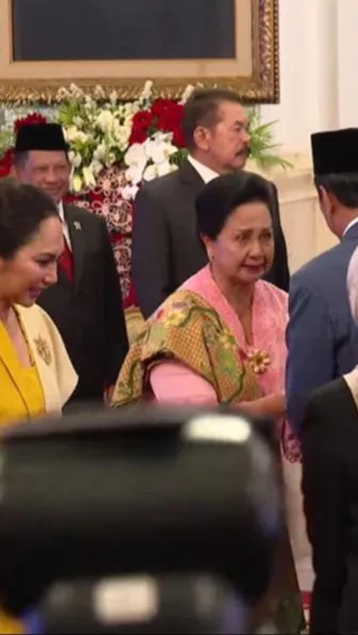 Tampil Elegan dengan Kebaya Kuning Emas