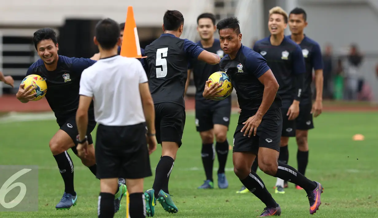 Pemain Timnas Thailand berlari melakukan permainan saat latihan resmi di Stadion Pakansari, Bogor, Selasa (13/12). Thailand akan melakoni laga tandang final Piala AFF 2016 melawan Indonesia, Rabu (14/12). (Liputan6.com/Helmi Fithriansyah)