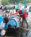 Becak yang akan digunakan untuk mengantar para pejabat ke pernikahan Gibran dan Selvi (Galih W. Satria/Bintang.com)