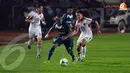 Permainan pun tergolong sengit karena setiap penyerang Persib terus ditempel ketat oleh pemain DC United. Tampak Ferdinand Sinaga berusaha lolos dari kawalan pemain DC United, Lewis Neal (Liputan6.com/Helmi Fithriansyah)