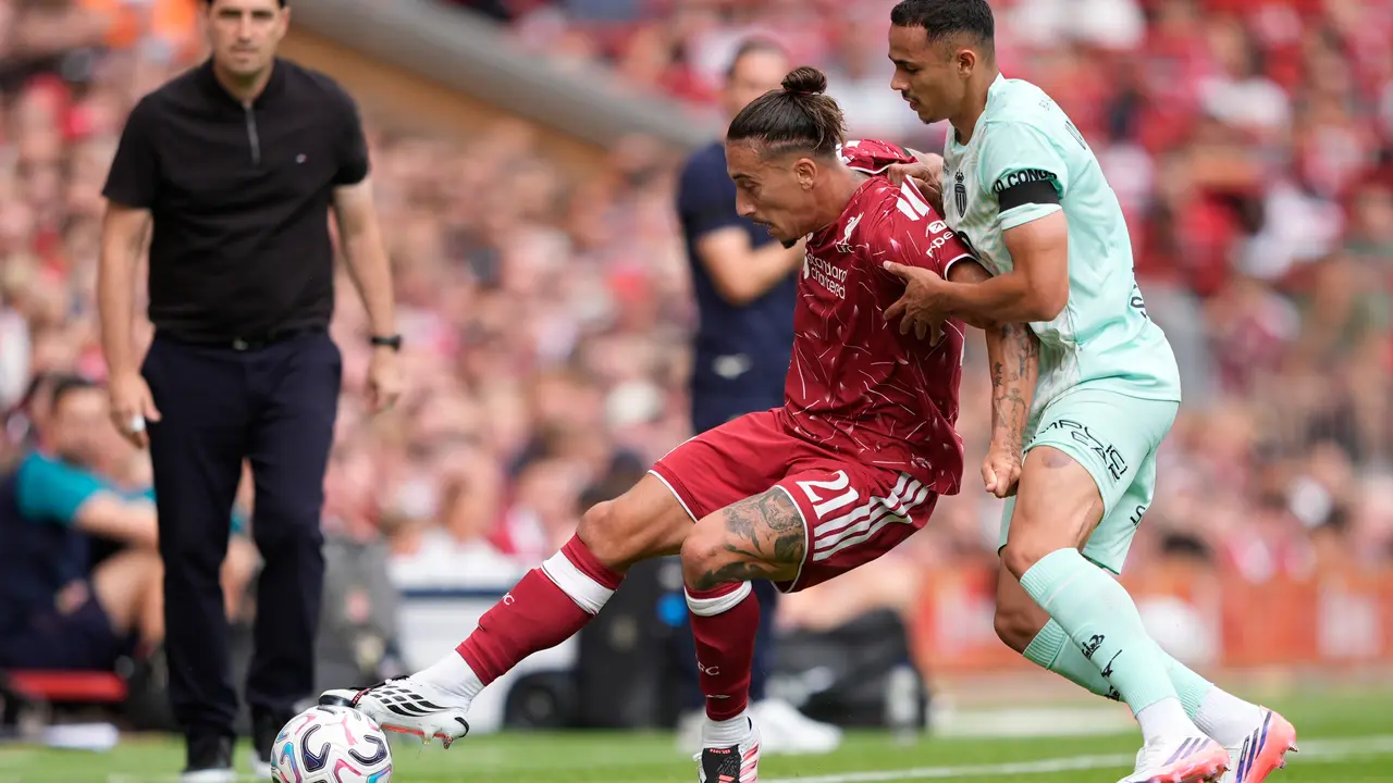 Pemain Liverpool Kostas Tsimikas dan pemain AS Monaco Vanderson