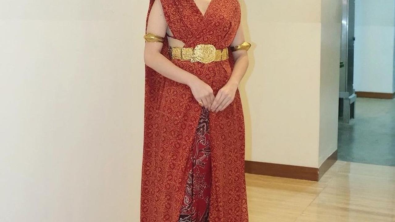 Nawang Wulan adalah dewi cantik dalam cerita yang turun ke bumi dan kehilangan selendangnya.