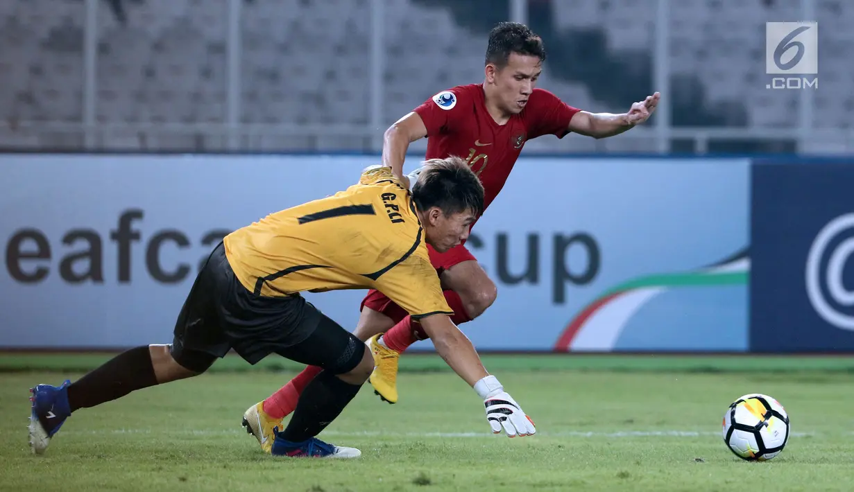 Pemain Timnas Indonesia U-19, Egy Maulana Vikri (kanan) mencoba mengecoh kiper Chinnese Taipei, Li Guan Pei saat laga penyisihan Grup A Piala AFC U-19 2018 di Stadion GBK, Jakarta, Kamis (18/10). Indonesia unggul 3-1. (Liputan6.com/Helmi Fithriansyah)