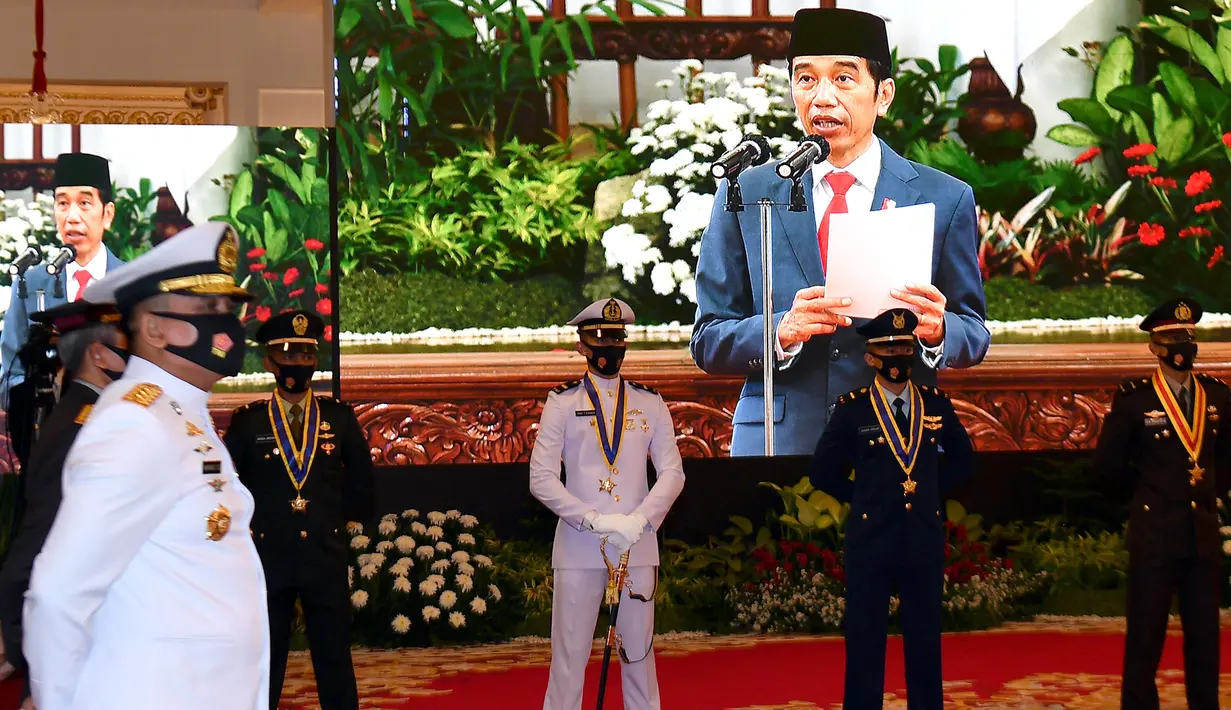 Sejumlah perwira remaja peraih Adhi Makayasa mendengarkan pengarahan dari Presiden Joko Widodo dalam Prasetya Perwira (PRASPA) TNI dan POLRI Tahun 2020 di Istana Negara, Selasa (14/7/2020). Jokowi melantik Praspa TNI dan Polri  dengan menerapkan protokol kesehatan. (ANTARA FOTO/Sigid Kurniawan/POOL)