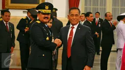 Menhankam Ryamizard Ryacudu memberikan ucapan selamat kepada Marsekal Madya Hadi Tjahjanto usai dilantik oleh Presiden Jokowi sebagai Kasau yang baru, Jakarta, Rabu (18/1). (Liputan6.com/Angga Yuniar) 