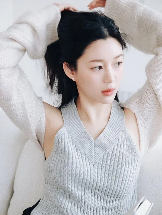 <p>Pesona Lee Da In dalam busana kasual. Dia mengangkat rambutnya yang tak ditata hingga meninggalkan kesan yang kian natural. (Foto: Instagram/ xx__dain)</p>