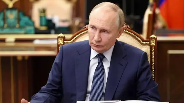Foto Vladimir Putin saat menghadiri pertemuan dengan Gubernur wilayah Kirov