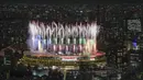 Kembang api menerangi Stadion Olimpiade dilihat dari dek observasi Shibuya Sky saat Upacara Pembukaan Paralimpiade 2020 di Tokyo, Selasa, 24 Agustus 2021. (AP Photo/Kiichiro Sato)