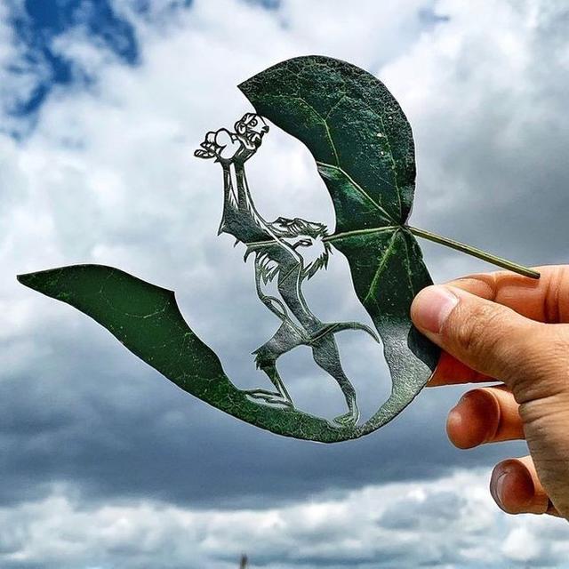 6 Potret Ukiran Daun Tema Kartun Ini Unik, Gambarkan Tokoh dengan Detail