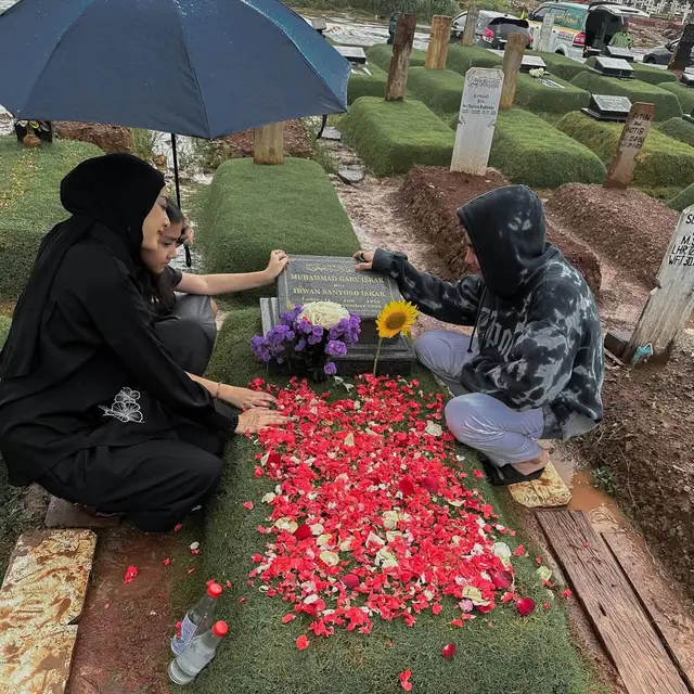 10 Potret Artis Ziarah Makam Jelang Ramadhan 2026, Raffi Ahmad hingga Indro Warkop