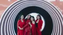 Dian Sastrowardoyo tampil berpose Bersama Adinia Wirasti, Titi Kamal, dan Sissy Prescillia, di mana semuanya mengenakan outfit berwarna merah. [Foto: Instagram/therealdisastr]