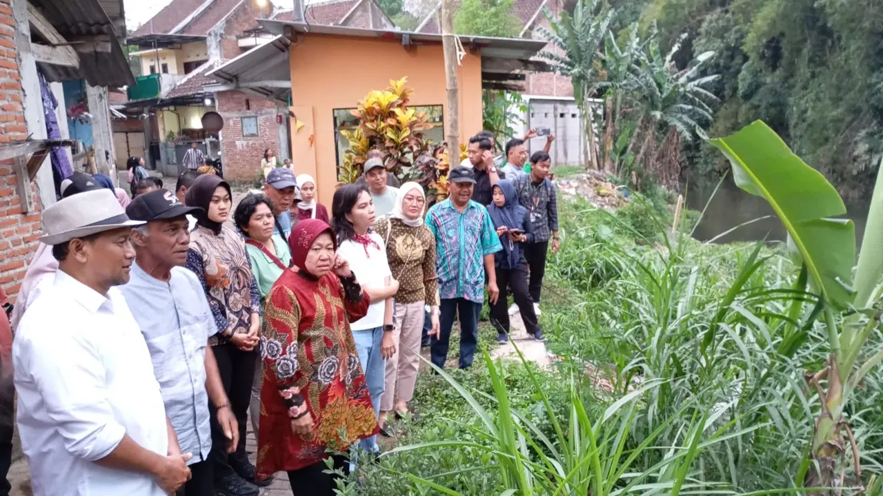 Cagub Tri Rismaharini didampingi calon Wali Kota dan Wakil Wali Kota Heri Cahyono dan Ganis Rumpoko bersama Warga Kota Malang meninjau sungai di Kampung Bandulan Gang 1, Kecamatan Sukun, Kota Malang. (Foto: Istimewa)