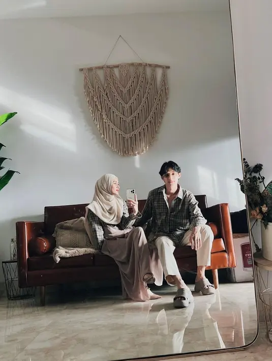 Dinda Hauw dan Rey Mbayang diketahui menikah pada 10 Juli 2020. Sebelum memutuskan menikah, mereka tidak pacaran, melainkan lewat tahap taaruf [instagram/dindahauw]