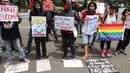 Sejumlah masa aksi dari pegiat HAM melakukan unjuk rasa di depan kantor Kedutaan Besar AS, di Jakarta Sabtu (4/2). Mereka mendesak agar Presiden Donald Trump mencabut kebijakan yang merugikan imigran muslim. (Liputan6.com/Fery Pradolo)