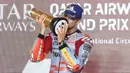 Francesco Bagnaia seharusnya bisa mengunci gelar juara dunia di sirkuit Losail saat membalap di MotoGP Qatar. Dia terus memimpin di balapan, tapi dibuntuti Di Giannantonio yang tak mau menjauh. (AP Photo/Hussein Sayed)