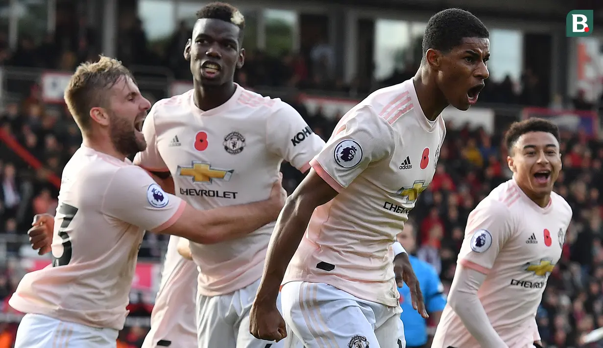 Para pemain Manchester United merayakan gol yang dicetak Marcus Rashford ke gawang Bournemouth pada laga Premier League di Stadion Vitality, Bournemouth, Sabtu (3/11). Bournemouth kalah 1-2 dari MU. (AFP/Ben Stansall)