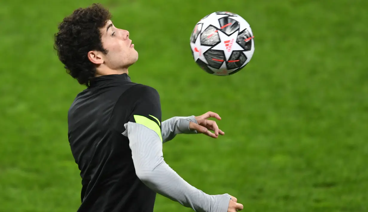 Penyerang Atletico Madrid, Sergio Camillo saat sesi latihan menjelang leg pertama babak 16 besar Liga Champions di Stadion Arena Nationala, Senin (22/2/2021). Akibat pembatasan perjalanan selama pandemi COVID-19, UEFA memindah venue pertandingan Atletico vs Chelsea ke Rumania (Daniel MIHAILESCU/AFP)