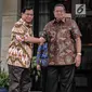 Capres nomor urut 02 Prabowo Subianto (kiri) bersalaman dengan Ketum Partai Demokrat Susilo Bambang Yudhoyono (SBY) jelang pertemuan membahas strategi Pilpres 2019 di kediaman SBY, Mega Kuningan, Jakarta, Jumat (21/12). (Liputan6.com/Faizal Fanani)