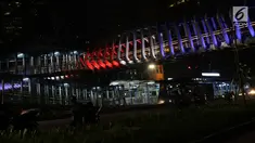 Warna lampu seperti bendera Selandia Baru terlihat di JPO Gelora Bung Karno, Jakarta, Minggu (17/3). Pencahayaan tematik ini sebagai tanda berdukacita atas peristiwa penembakan keji di Kota Christchurch, Selandia Baru. (Liputan6.com/Helmi Fithriansyah)