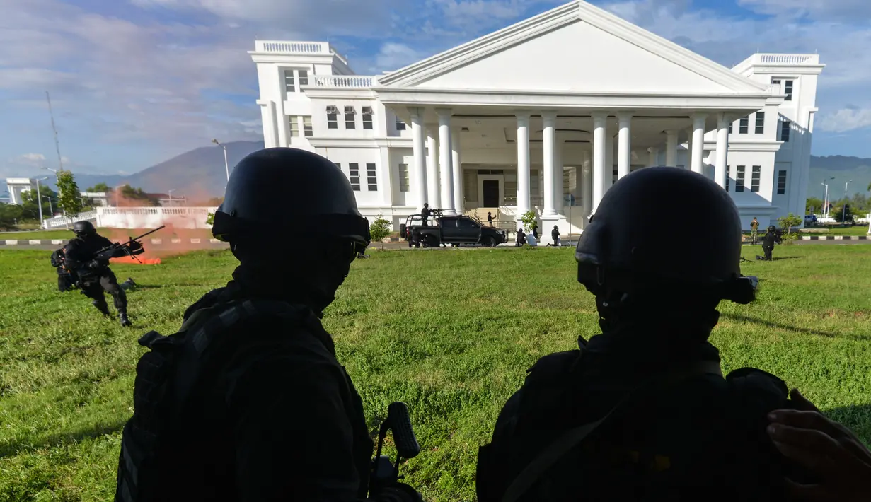 Prajurit TNI Batalyon Raider 112/Dharma Jaya berpartisipasi pada latihan penanggulangan anti teror di Banda Aceh, Sabtu (11/5/2019). Penanggulangan anti teror merupakan bagian dari latihan pemeliharaan prajurit Raider dalam menanggulangi berbagai gangguan. (CHAIDEER MAHYUDDIN/AFP)