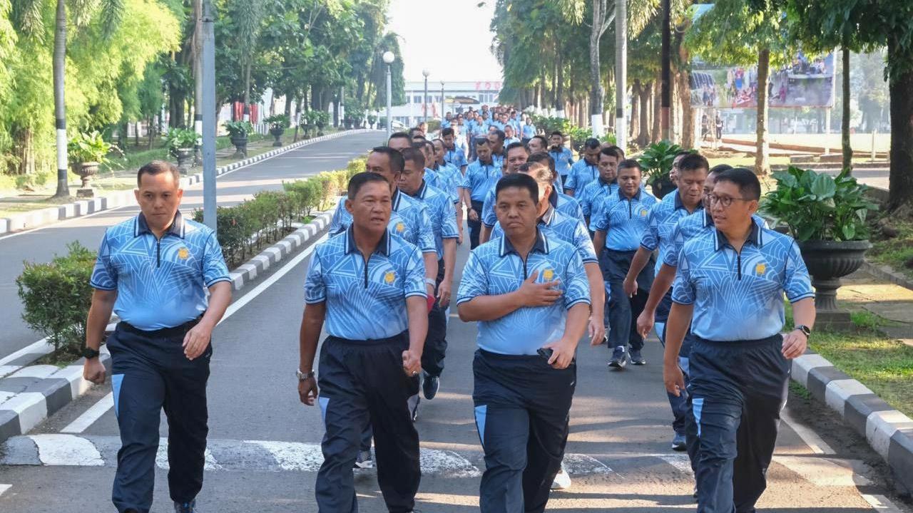 FOTO: Pangkoopsudnas Ajak Prajurit Jalan Sehat, Perkuat Kebugaran dan Soliditas