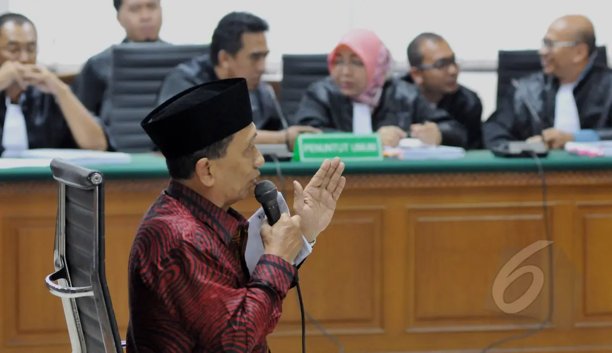 Fuad Amin Imron memberikan keterangan pada Hakim saat menjalani sidang perdana di Pengadilan Tipikor, Jakarta, Kamis (7/5/2105). Fuad terlibat kasus dugaan suap jual beli pasokan gas alam di Gresik dan Gili Timur, Bangkalan. (Liputan6.com/Andrian M Tunay)