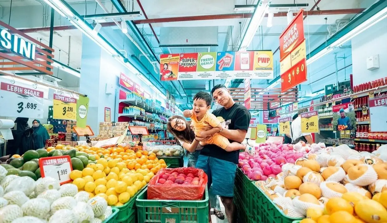 Bahkan ada yang menyebut kedekatan Rebecca Klopper dan Gala Sky seperti orang tua dan anak [instagram/rklopper]