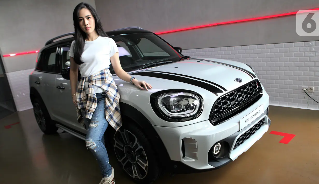 Model berpose di mobil new MINI Countryman, Plaza MINI Surabaya, Jumat (30/04/2021). MINI Indonesia bersama dengan PT Plaza Auto Raya hari ini luncurkan the new MINI Countryman pada peresmian diler MINI untuk wilayah Jawa Timur. (Liputan6.com/Pool/MINI Indonesia)