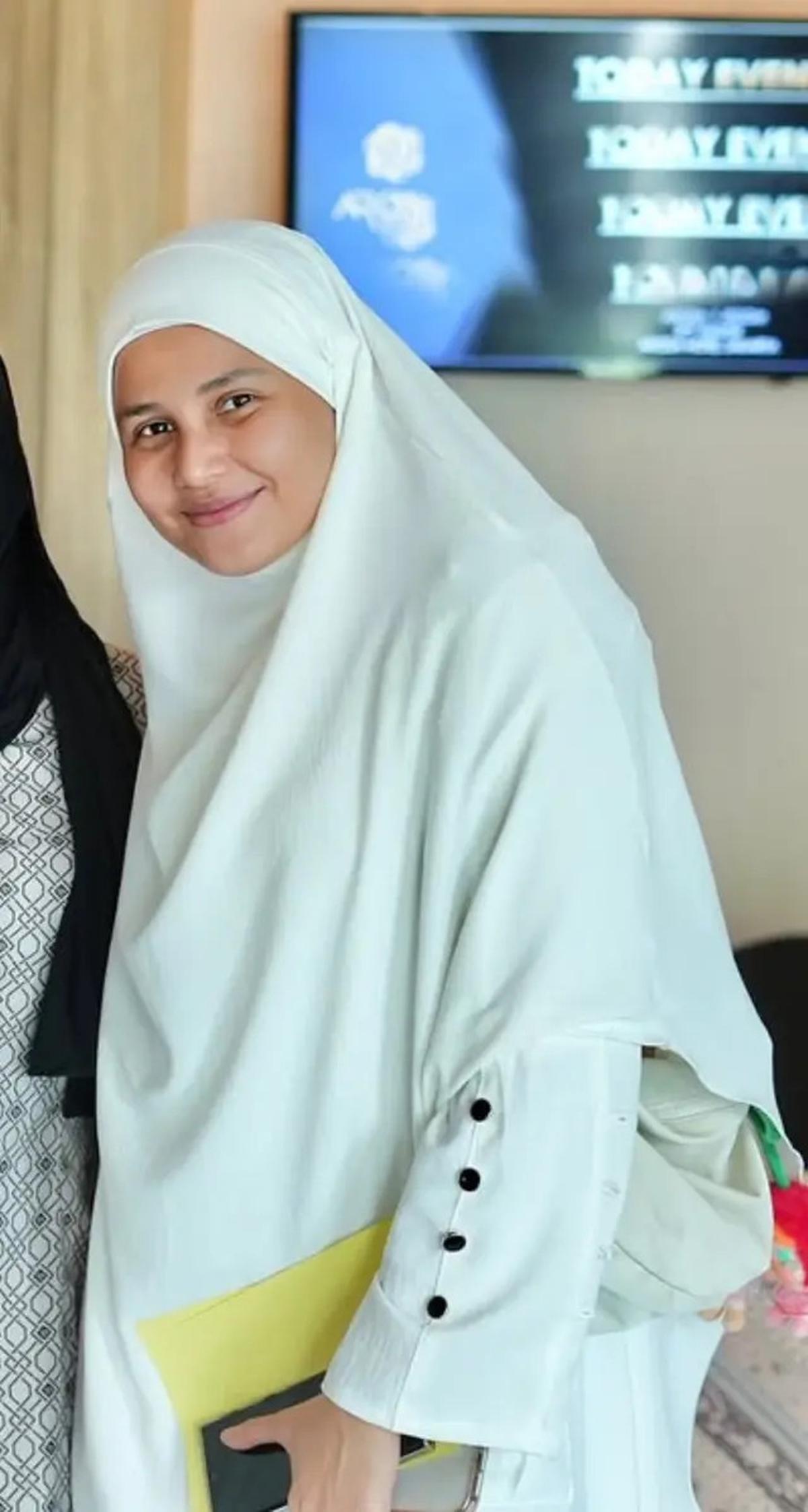 6 Potret Yunita Siregar Umroh, Gamis dan Hijab Pink Curi Perhatian