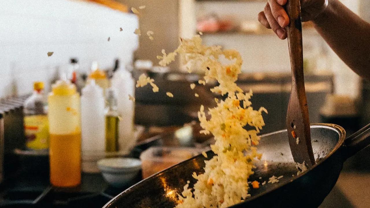 Gerakan yang Bikin Bumbu yang Tersebar Merata dan Nasi yang Matang Sempurna