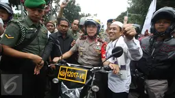 Kapolda Metro Jaya Irjen Pol Mochammad Iriawan bersama Mayjen TNI Teddy Lhaksmana saat  mengendarai motor trail di Balaikota DKI Jakarta, Jumat (14/10). Iriawan  dan Teddy sempat berbincang dengan pengunjuk rasa. (Liputan6.com/Immanuel Antonius)