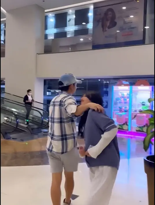 Momen tersebut dibagikan oleh pemeran sinetron Ganteng Ganteng Serigala itu melalui akun instagramnya. Dalam video singkat yang diunggah, Nicky melihat perubahan putrinya yang mau masuk usia remaja. [Instagram/nickytirta]