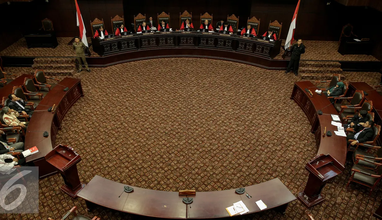 Suasana sidang di Gedung Mahkamah Konstitusi, Jakarta, Rabu (11/11).  Sidang Pengujian UU No. 51 Tahun 2009 tentang perubahan kedua atas UU NO. 5 Tahun 1986 tentang Peradilan Tata Usaha Negara. (Liputan6.com/Faizal Fanani)
