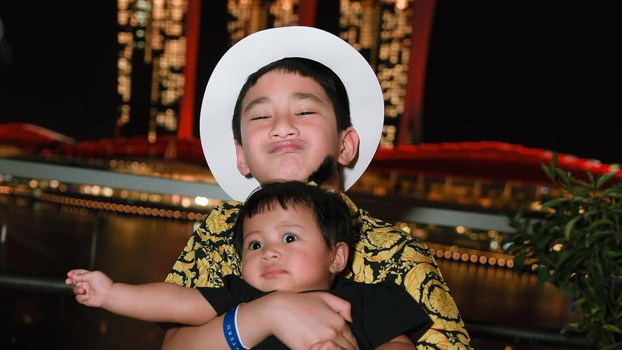 Potret Gemas Rafathar Gendong Lily, Ekspresinya Bikin Netizen Tersentuh