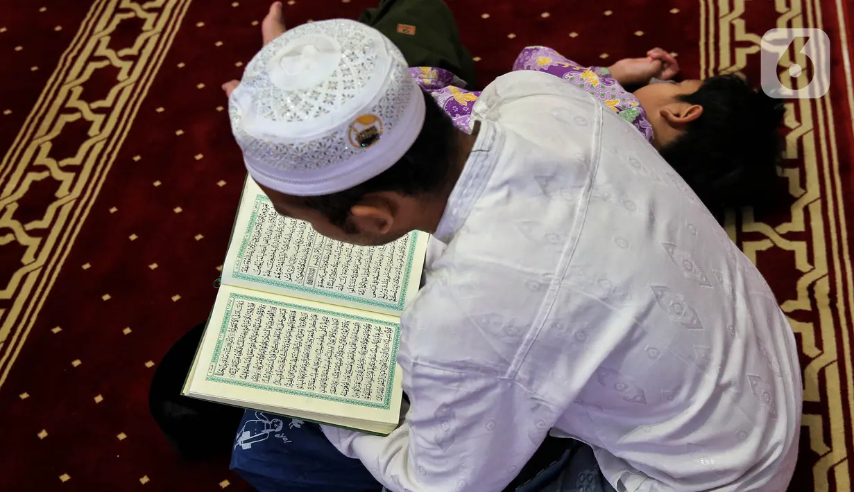 Tadarus berasal dari asal kata “darasa yadrusu”, yang mengandung pengertian mempelajari, meneliti, menelaah, mengkaji, serta mengambil pelajaran. (Liputan6.com/Angga Yuniar)