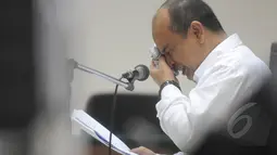 Gulat Manurung mengaku menyesal telah memberikan uang kepada Gubernur Riau Annas Maamun saat membacakan pledoi di Pengadilan Tipikor, Jakarta, Kamis (12/2/2015). (Liputan6.com/Herman Zakharia)