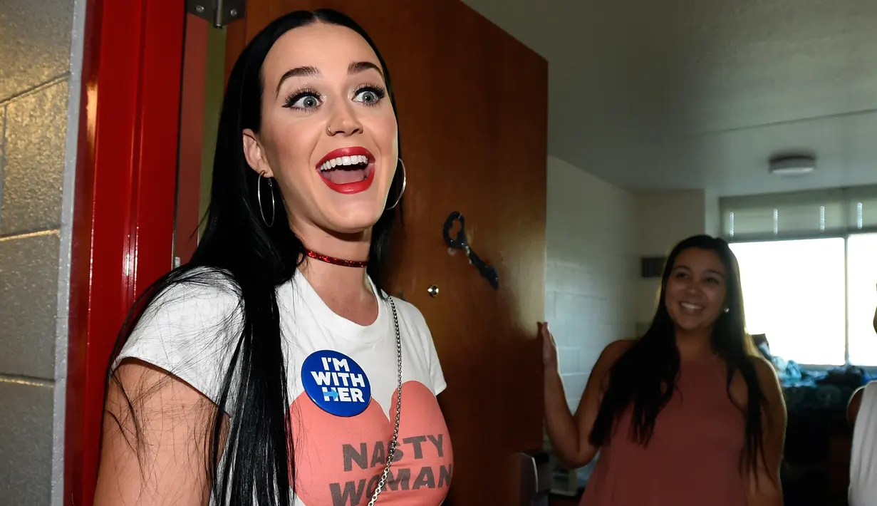 Katy Perry mengunjungi kamar mahasiswa di Universitas Nevada, Las Vegas, dalam usahanya menggalang dukungan untuk capres AS Hillary Clinton, Sabtu (22/10). Hari ini adalah hari pertama untuk pemungutan suara awal di Nevada. (David Becker/Getty Images/AFP)