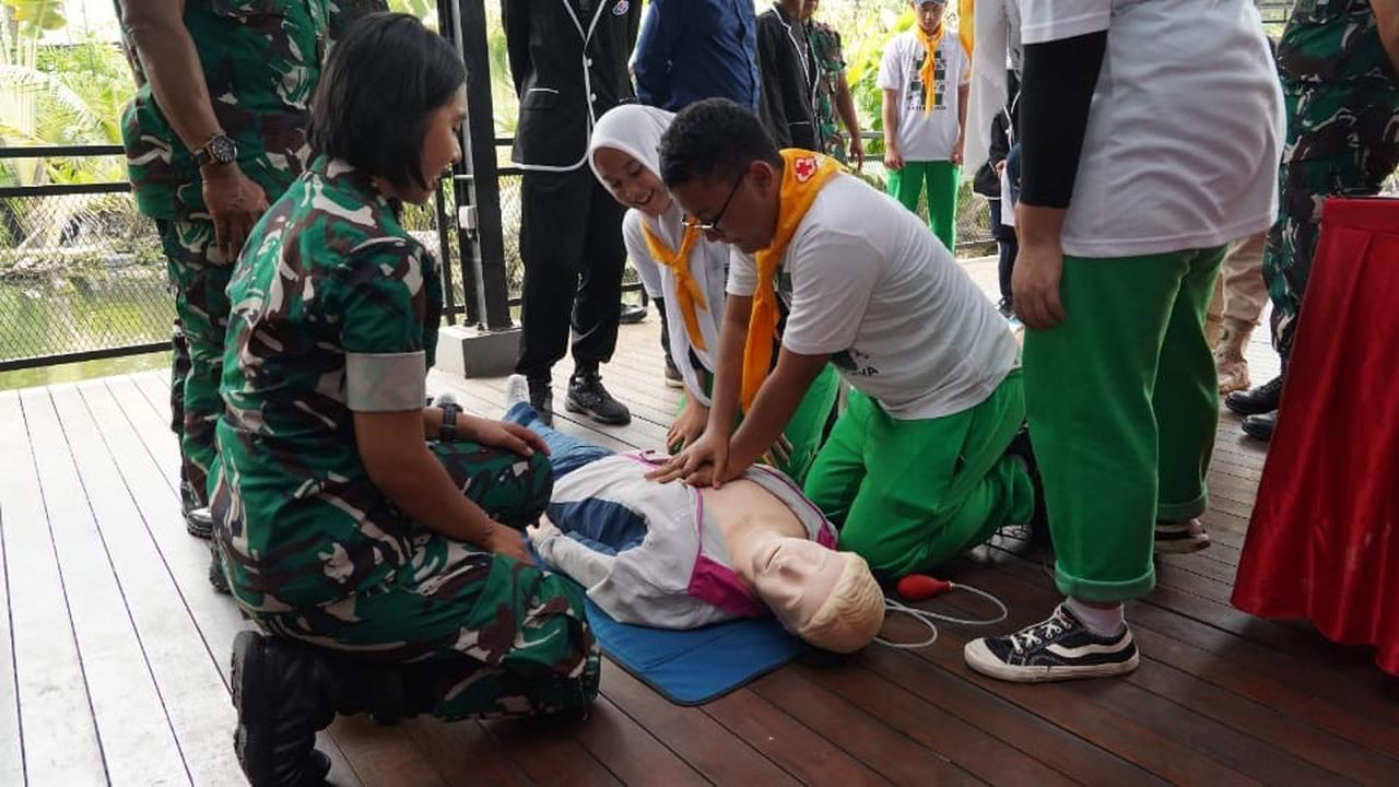 Pelatihan First Aid Squad ke Siswa Sekolah di TMII dari Kodam Jaya