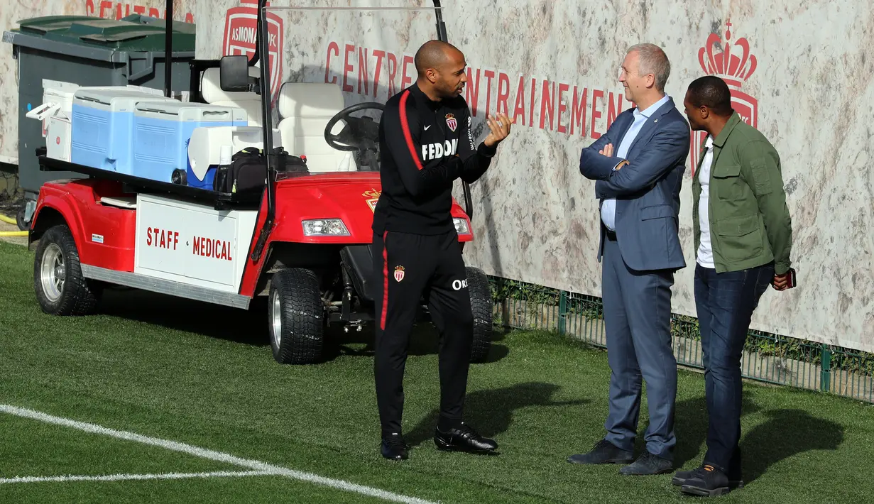 Pelatih baru AS Monaco, Thierry Henry berbincang dengan Wakil Presiden Rusia, Vadim Vasilyev dan Direktur Olahraga Monaco Michael Emenalo selama sesi pelatihan di La Turbie, dekat Monaco, Prancis (18/10). (AFP Photo/Valery Hache)