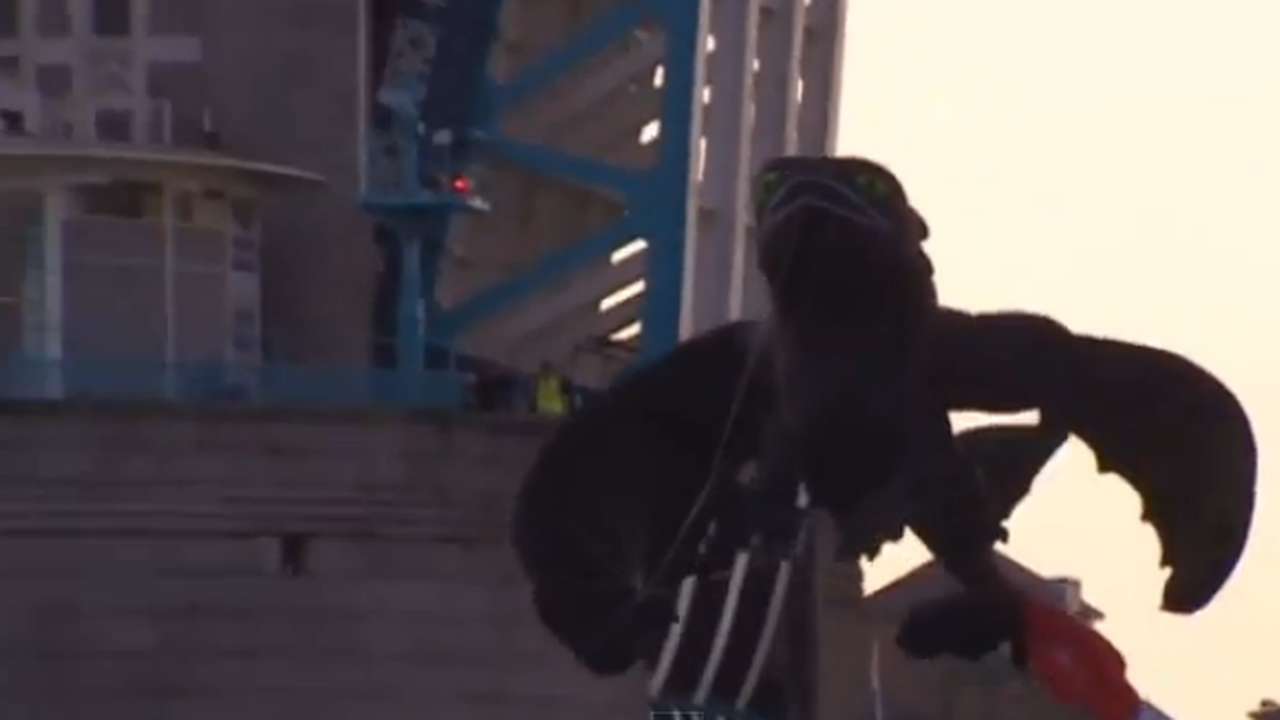 Menakjubkan, Naga Hitam Raksasa Lintasi Jembatan London