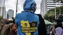 Massa yang tergabung dalam Koalisi Masyarakat Menolak Swastanisasi Air Jakarta (KMMSAJ) saat menggelar aksi Peringatan Hari Air Sedunia di depan Balai Kota, Jakarta Pusat, Selasa (22/3/2022). Mereka menuntut Anies Baswedan menghentikan privatisasi air di Ibu Kota. (merdeka.com/Iqbal S Nugroho)
