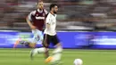 <p>Kekalahan membuat MU masih tertahan di peringkat 4 klasemen Liga Inggris dengan 63 poin, di bawah Manchester City (82), Arsenal (81), dan Newcastle United (65). (AP Photo/Ian Walton)</p>