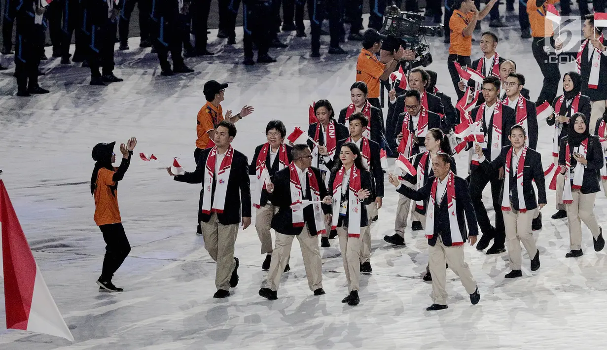 Kontingen Indonesia tampil berbusana jas pada parade atlet di pembukaan SEA Games 2017 Stadion Bukit Jalil, Kuala Lumpur, Malaysia, Sabtu (19/8). Atlet Indonesia berada di urutan ketiga setelah Brunei Darussalam. (Liputan6.com/Faizal Fanani)