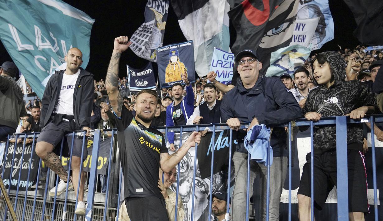 Pemain Lazio, Ciro Immobile, bersama suporter merayakan kemenangan atas Empoli pada laga Liga Italia di Stadion Castellani, Sabtu (3/6/2023). (Marco Bucco/LaPresse via AP)