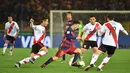 Bintang Barcelona, Lionel Messi, berusaha melewati hadangan pemain River Plate pada final Piala Dunia Antarklub 2015 di International Stadium Yokohama. (AFP/Kazuhiro Nogi)