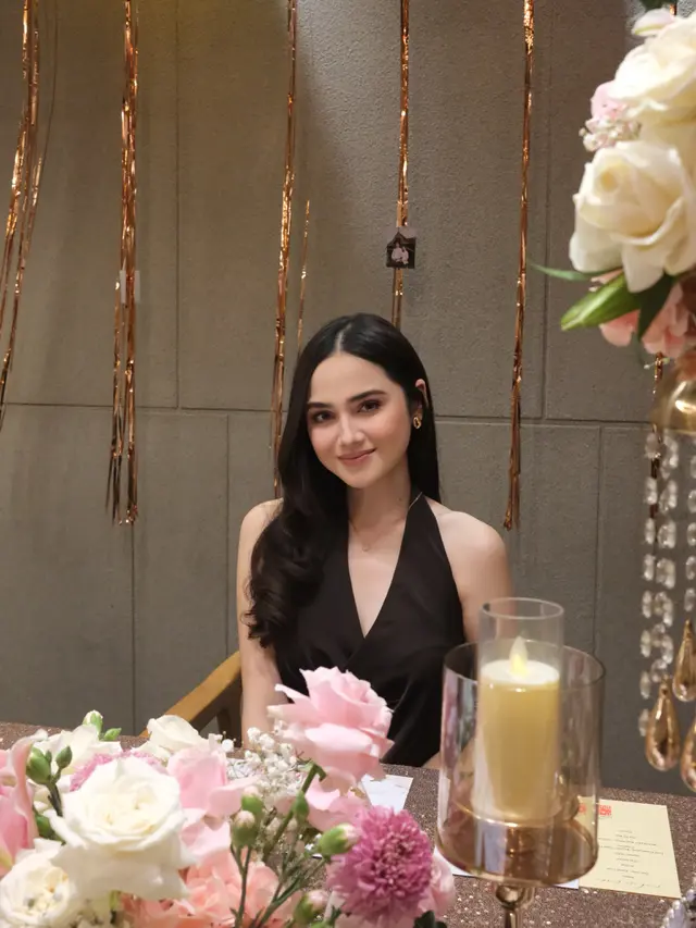 Gaya Syifa Hadju Rayakan Ulang Tahun Pertama sebagai Istri, Tampil Elegan dengan Kalung Cartier Rp42 Jutaan