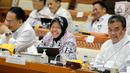 Menteri Sosial Tri Rismaharini (tengah) mengikuti rapat kerja dengan Komisi VIII DPR di Kompleks Parlemen, Senayan, Jakarta, Rabu (8/2/2023). Rapat membahas tentang pengawasan program bantuan sosial tahun 2022. (Liputan6.com/Faizal Fanani)